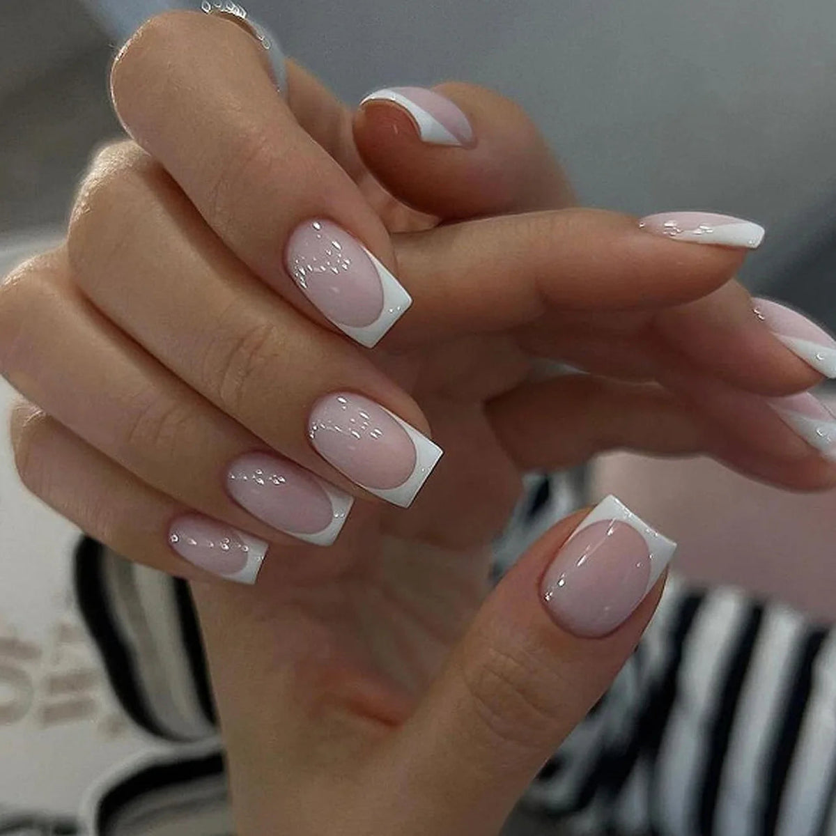 24Pcs French Tip Handmade Press On Nails Minimalist Solid Color Fake Nails Medium Square Full Cover Press On Nail Tips With Glue Ma boutique